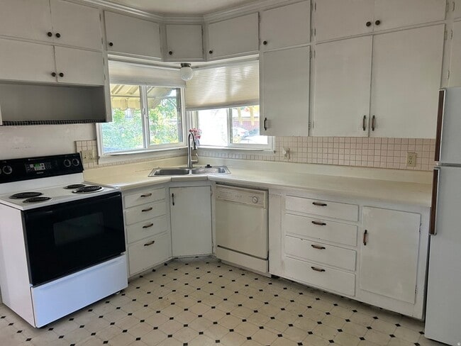 Building Photo - 3580 Van Buren Ave