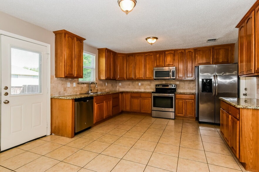 Building Photo - 5500 Still Canyon Dr