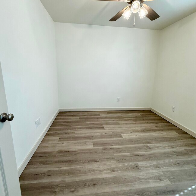 Building Photo - 7702 Elm Ave