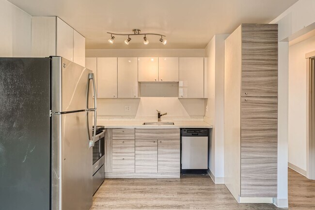 Building Photo - Second Floor 2bed/1bath Apartment in Greenwood!