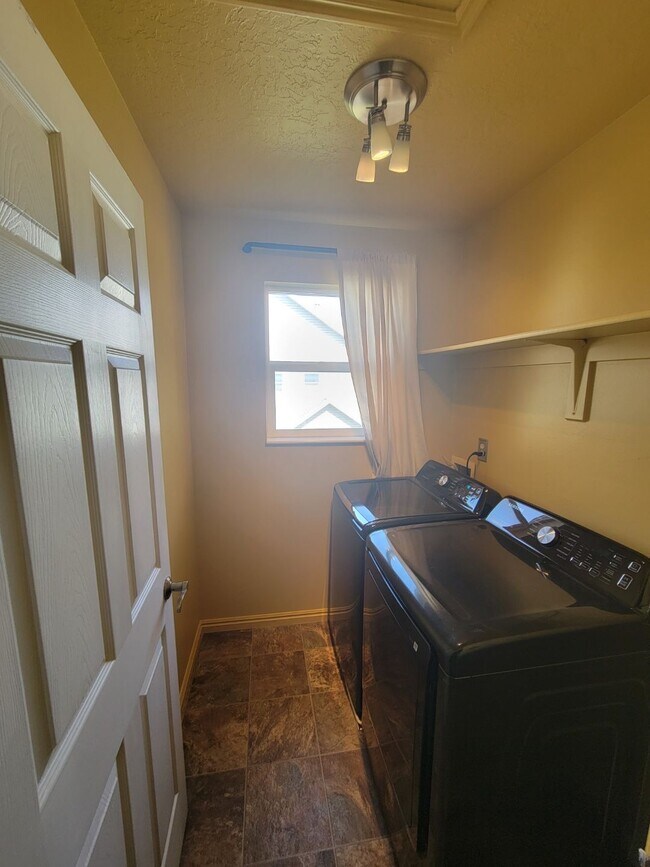 Building Photo - 260 N Bliss Ct
