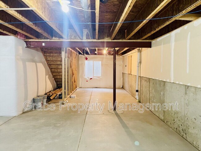 Building Photo - 3341 Hawthorne Ln