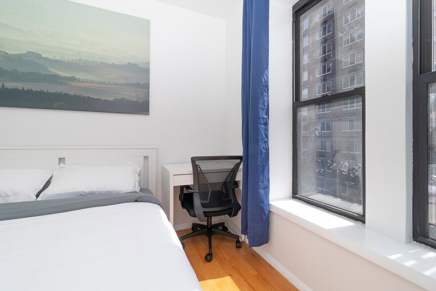 Building Photo - 334 E 96th St