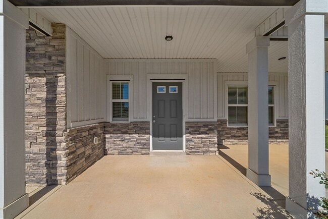 Building Photo - Luxury Meets Comfort: 5-Bed Beauty with Ch...