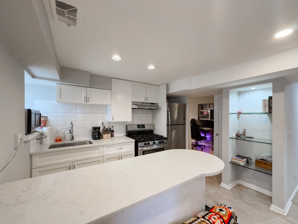 Building Photo - 2046 W Iowa St