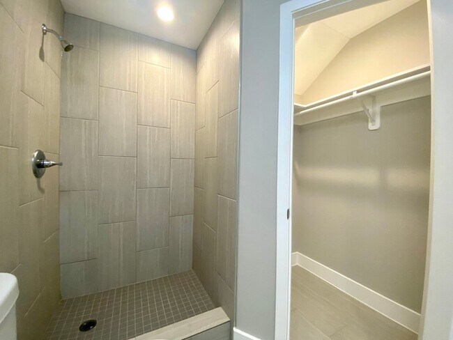 Building Photo - Remodel Condo - Minutes to Downtown Austin