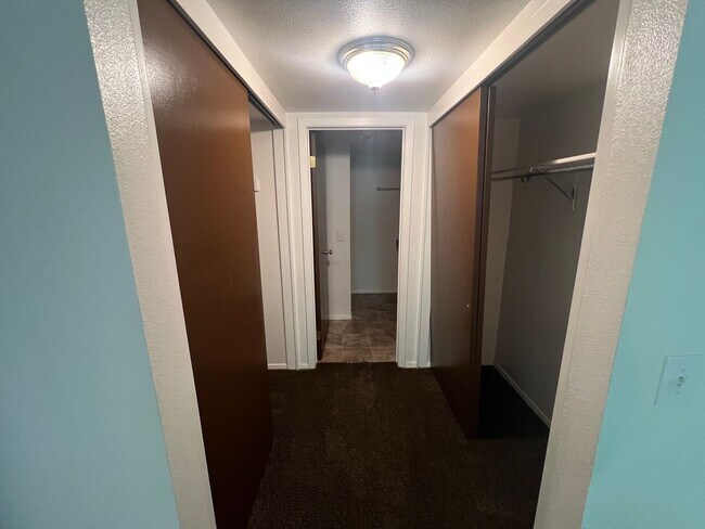 Building Photo - Spacious 2 bed/2 bath in Millcreek-**Move ...