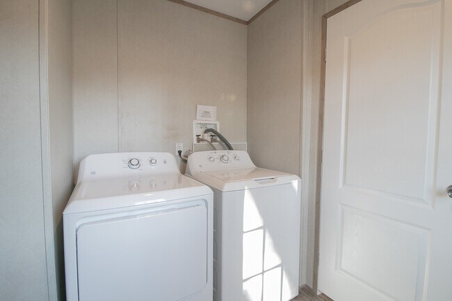 Building Photo - 1501 Thompsonville Ln