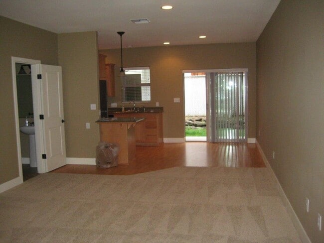 Building Photo - Townhome in Central Point