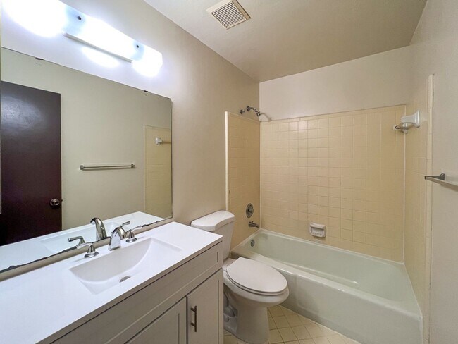 Building Photo - 3BR/2BA House in Northwood Pines - availab...