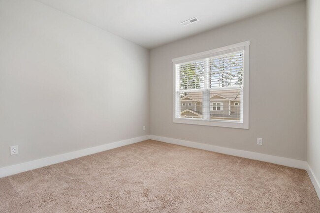 Building Photo - 500 Kings Lake Wy