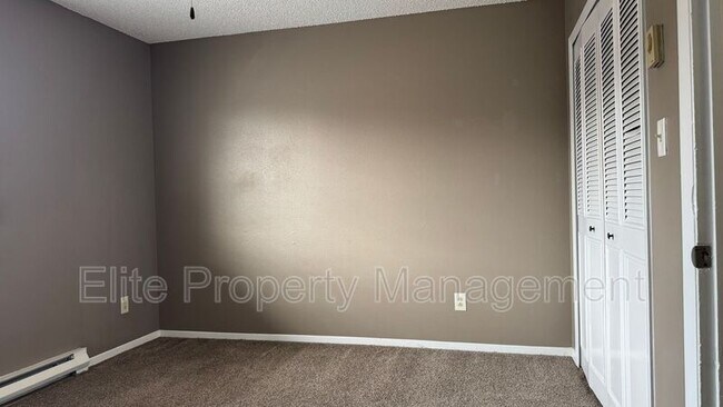 Building Photo - 25 Royal Crest Dr