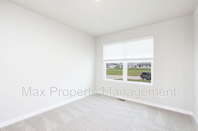 Building Photo - 2452 SE Creekhill Way