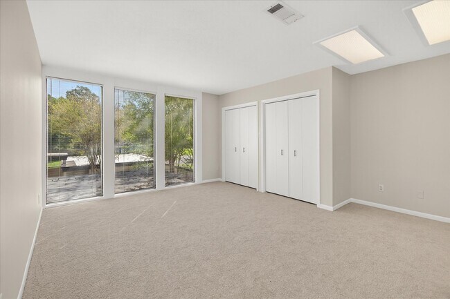 Building Photo - 147 Valley Dr