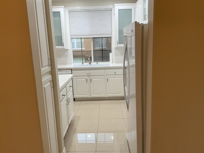 Building Photo - Beautiful Valencia Townhome in the Highly Desirable Village Walk Community