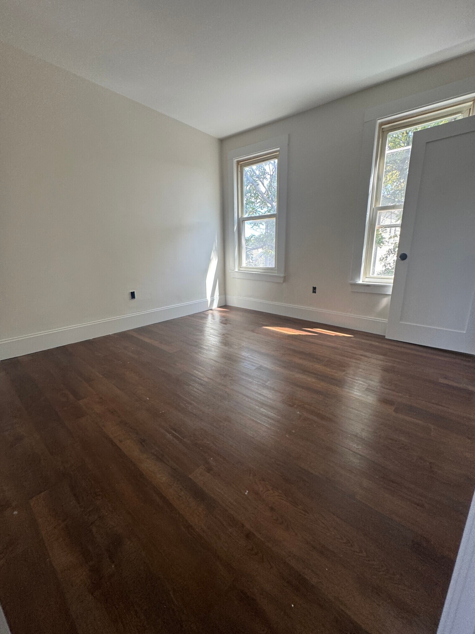 Building Photo - 10 Hunting St