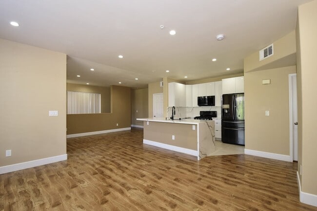 Building Photo - 1Attached Car Garage | 2Bed | 2Bath