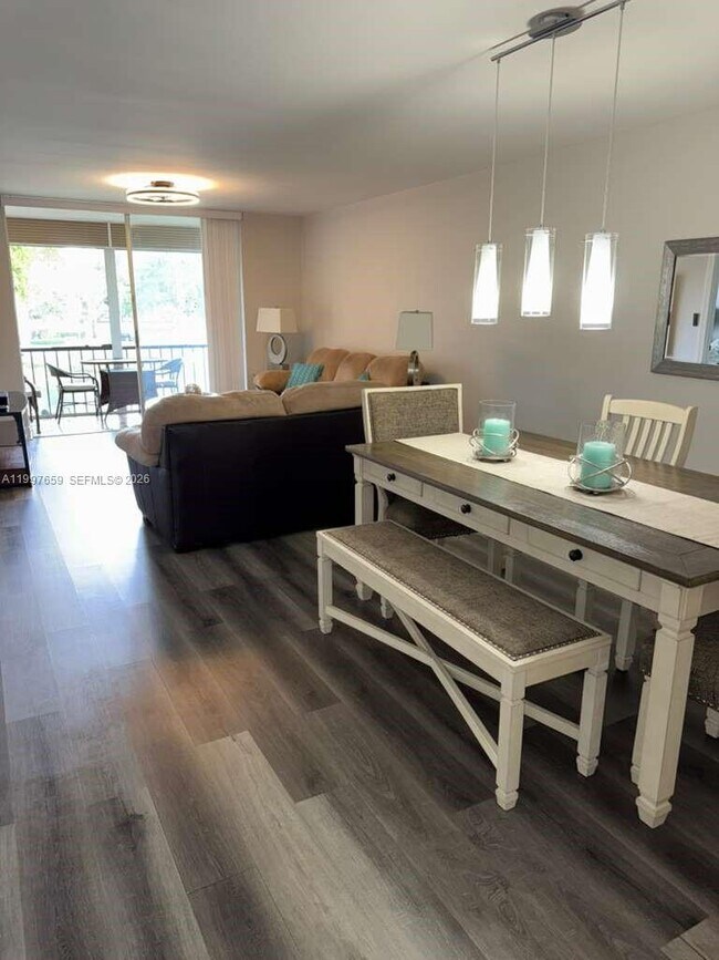 Building Photo - 691 S Hollybrook Dr