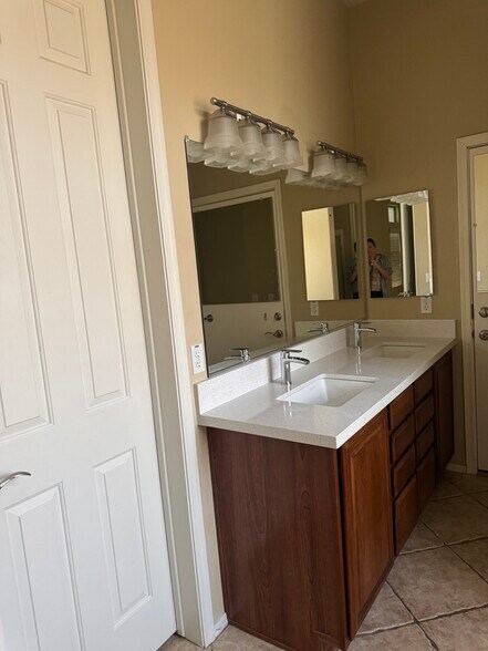 Building Photo - 10511 W Villa Hermosa