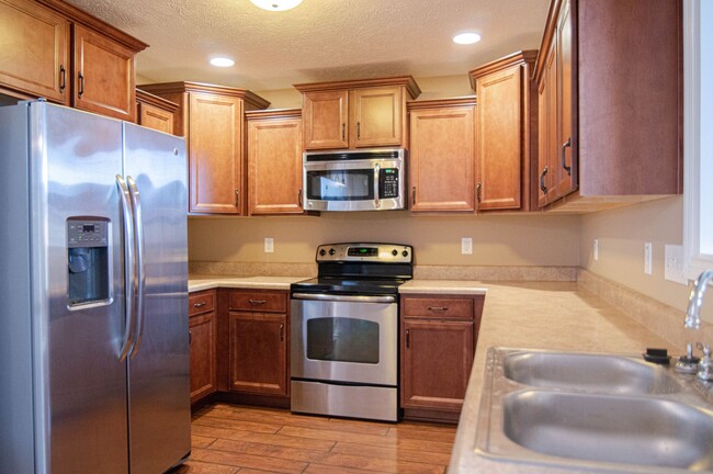 Building Photo - Pet Friendly Three Bedroom with Bonus!
