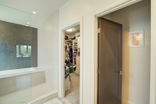 Building Photo - 5bd/3.5ba Seattle Home