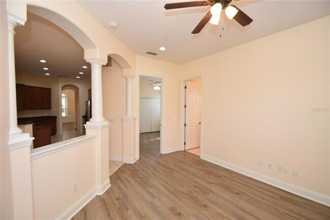 Building Photo - 17 N Village Dr