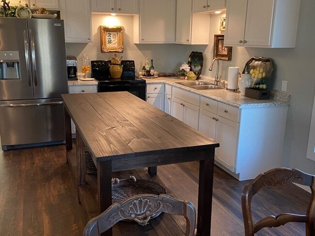 Building Photo - FOR LEASE!!