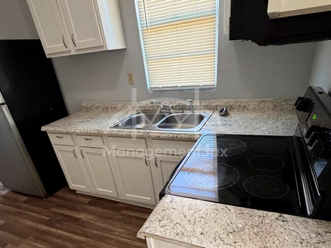 Building Photo - 622 E 63rd St