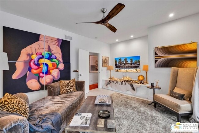 Building Photo - 605 E Sierra Way