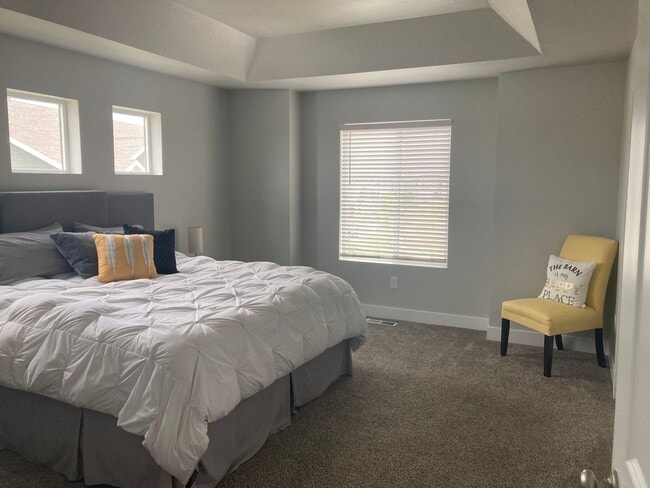 Building Photo - Newer Santaquin Townhome