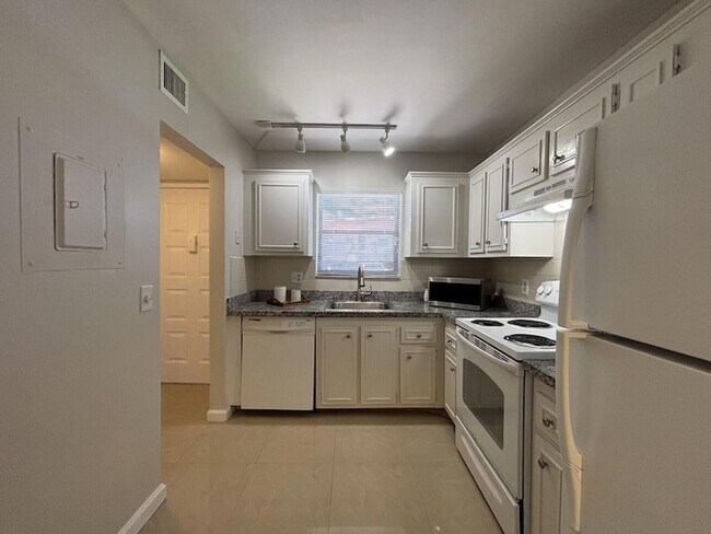 Building Photo - 21902 Lake Forest Cir