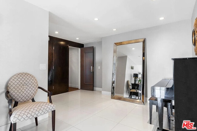 Building Photo - 121 S Palm Dr