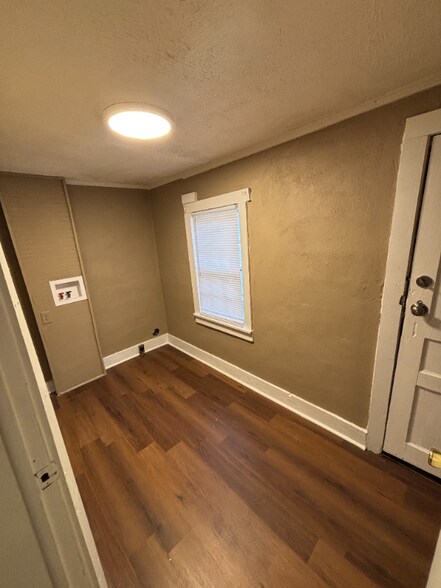 Building Photo - 467 Southport Rd