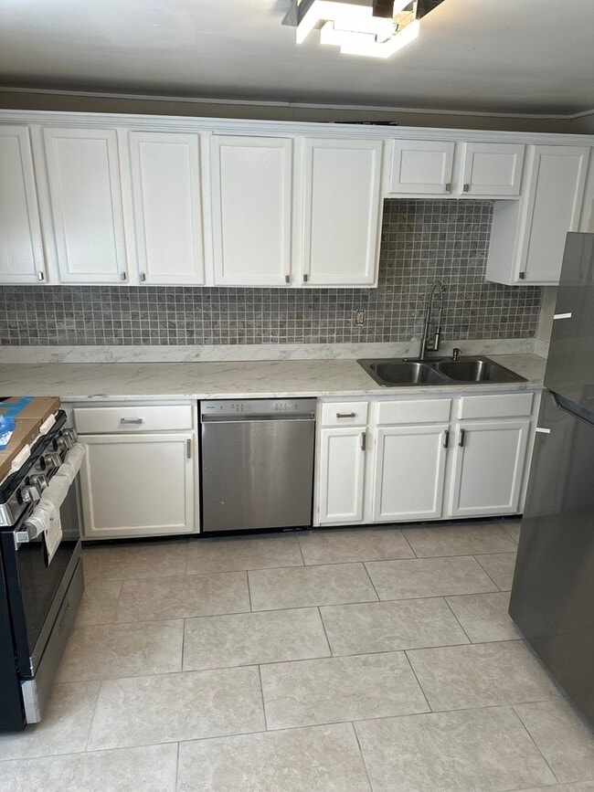 Building Photo - 554 W Station St