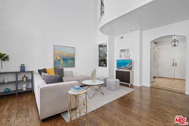 Building Photo - 930 N Doheny Dr