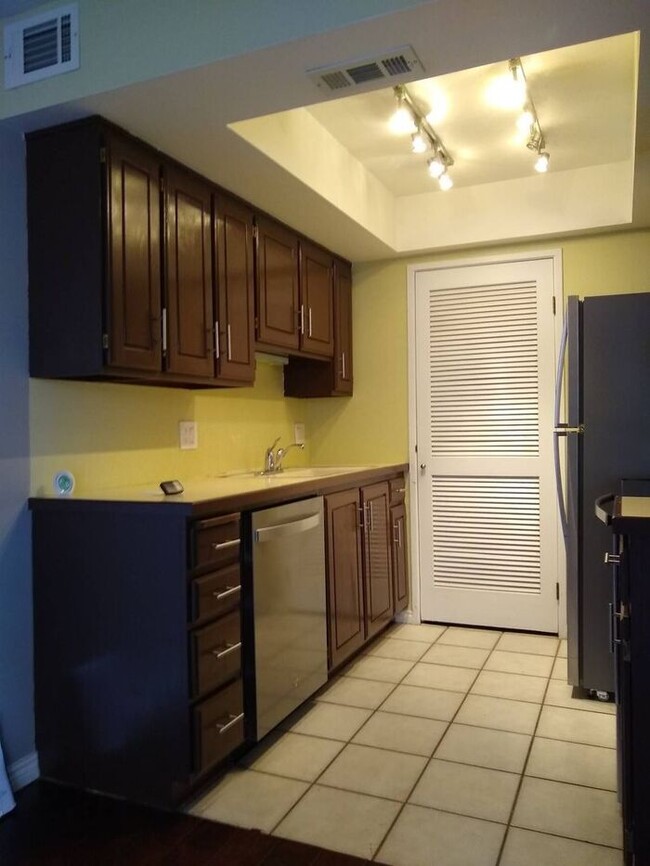 Building Photo - Modern Downtown Condo at Arlington Place