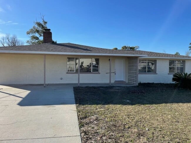 Building Photo - Beautiful home with backyard!