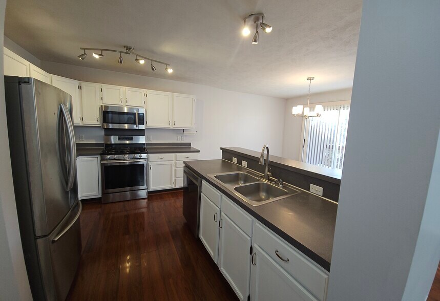 Building Photo - 3910 Old Elm Dr SE