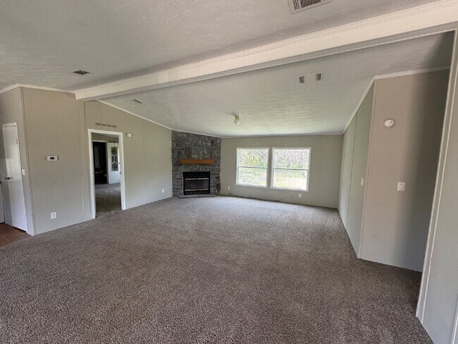 Building Photo - 3-Bed with Granite Kitchen Countertops & C...