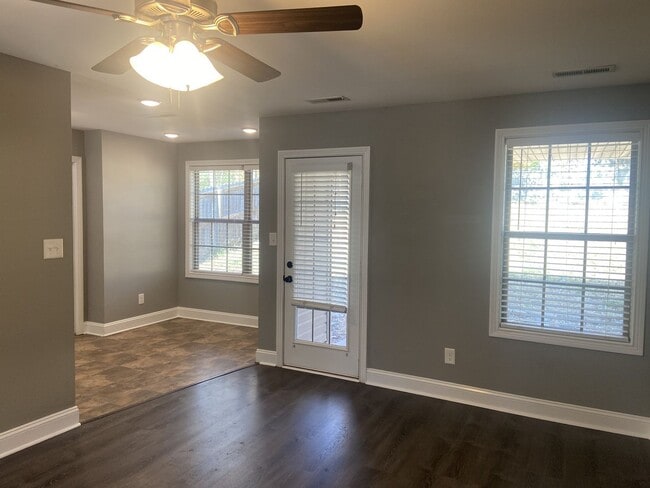 Building Photo - Sweet 3 bed 2 bath.  No Backyard Neighbors.