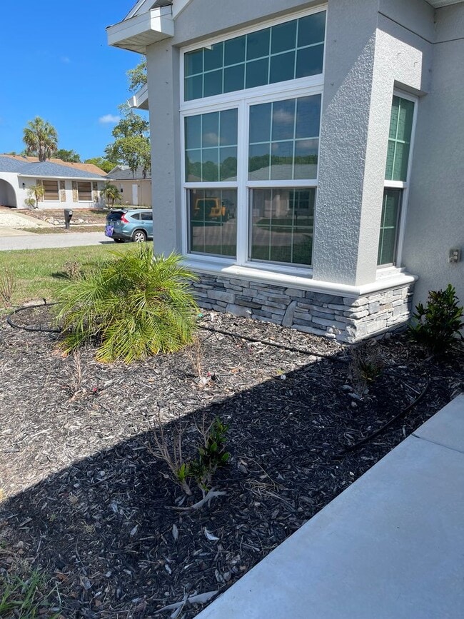 Building Photo - Spacious 3 bedroom, 2 bath, 2 car garage home located in Deed resticted community