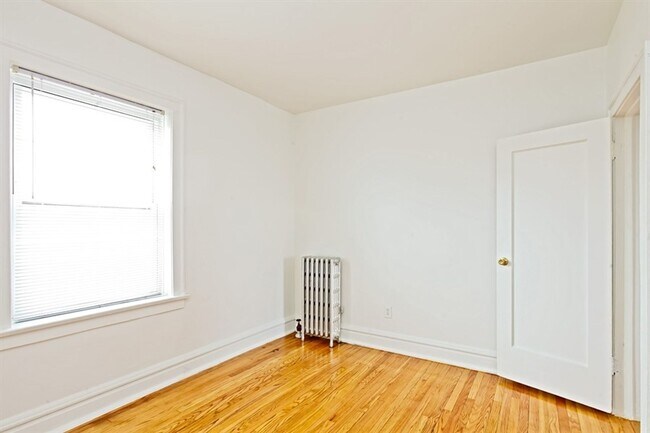 Building Photo - 10201 S St Lawrence Ave 601-05 E 102nd Chicago, IL 60628