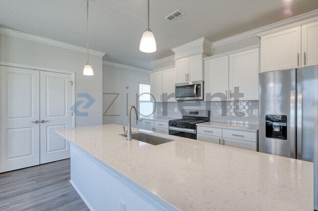 Building Photo - 1467 Hasse Ave