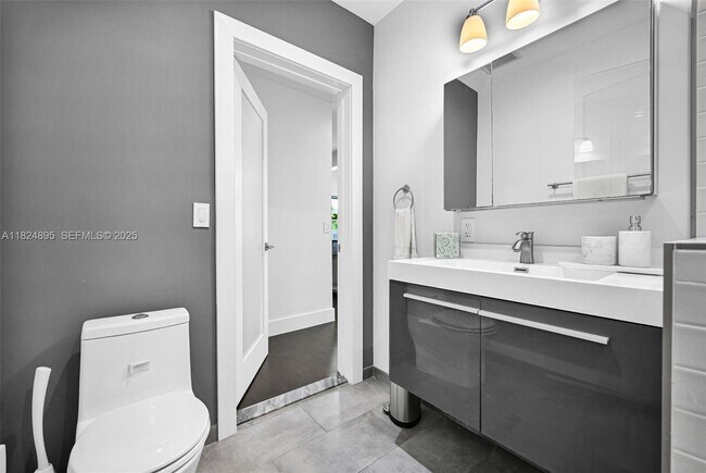 Building Photo - 150 NE 50th St