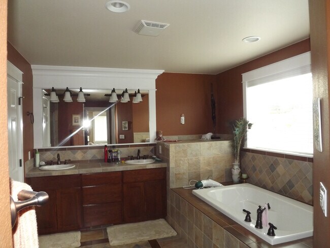 Building Photo - Gorgeous 3 bedroom, 2.5 bath in "Eagle Hei...