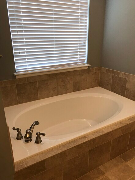 Master tub - 7506 Hampstead Hall Dr