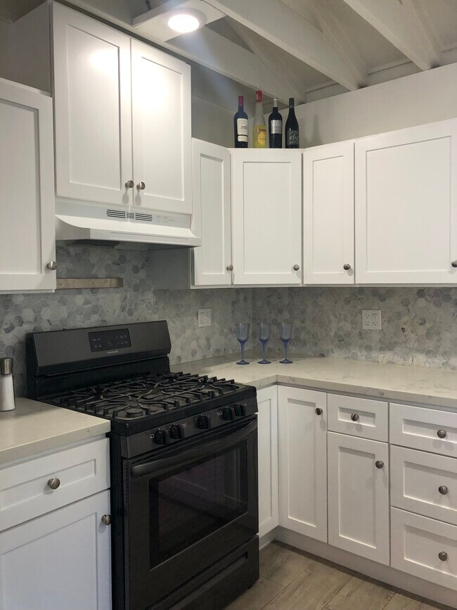 Perfect kitchen for entertaining with direct access to living space and sunroom - 4228 Lockwood Ave