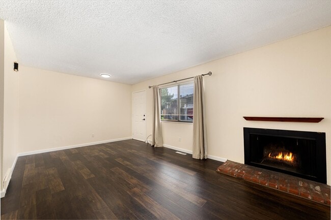 Building Photo - 2 bedroom 3 bath Updated townhome in Lakewood!