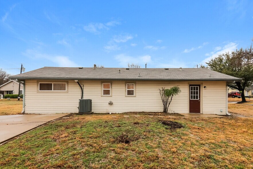 Building Photo - 4213 Kirby St