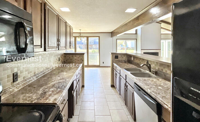 Building Photo - 7453 Twinbrook Dr